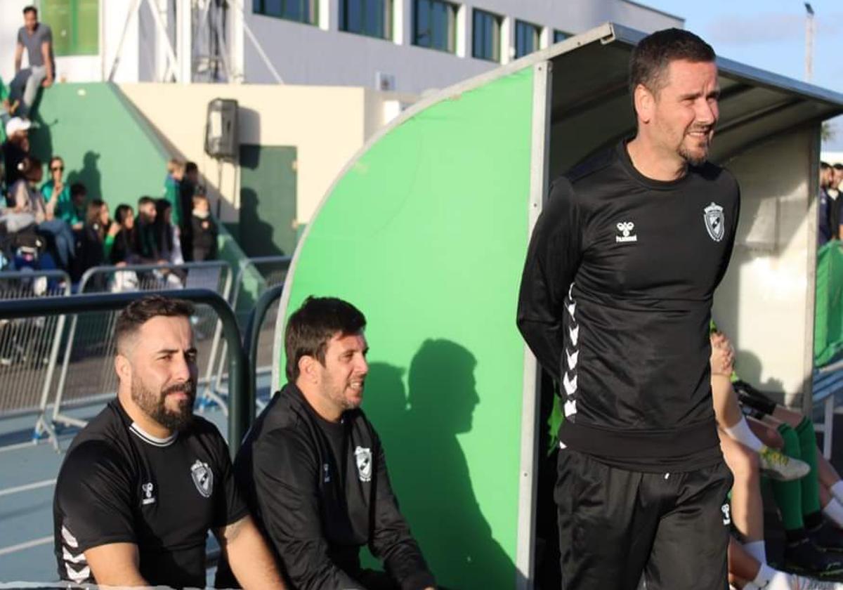 Maxi Barrera, entrenador del Yaiza, acompañado de sus asistentes en el banquillo.