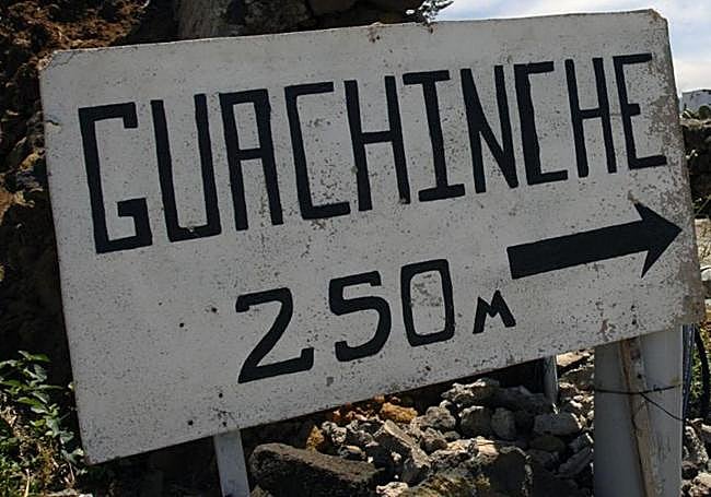 Cartel que señala un guachinche en Tenerife.