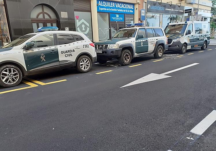 Vehículos de la UCO que han servido para trasladar a detenidos y agentes.