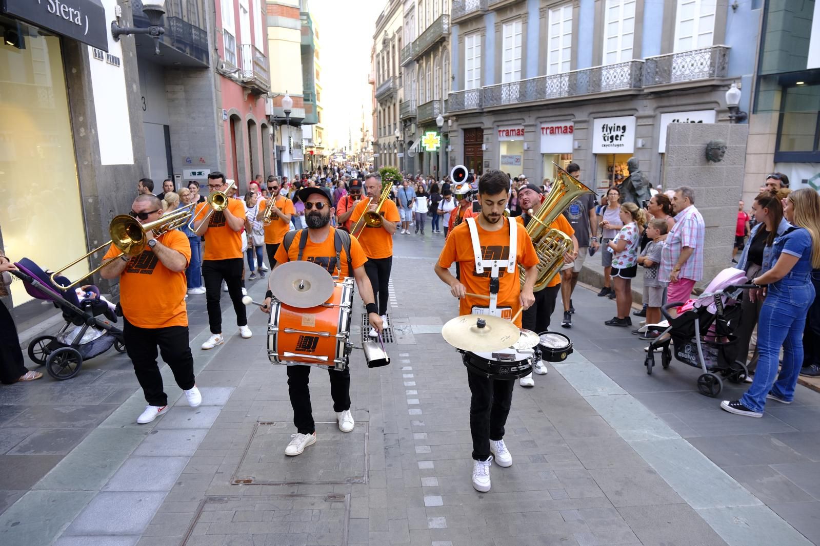 Música y alegría en el Pasacalles del Festival Canariona