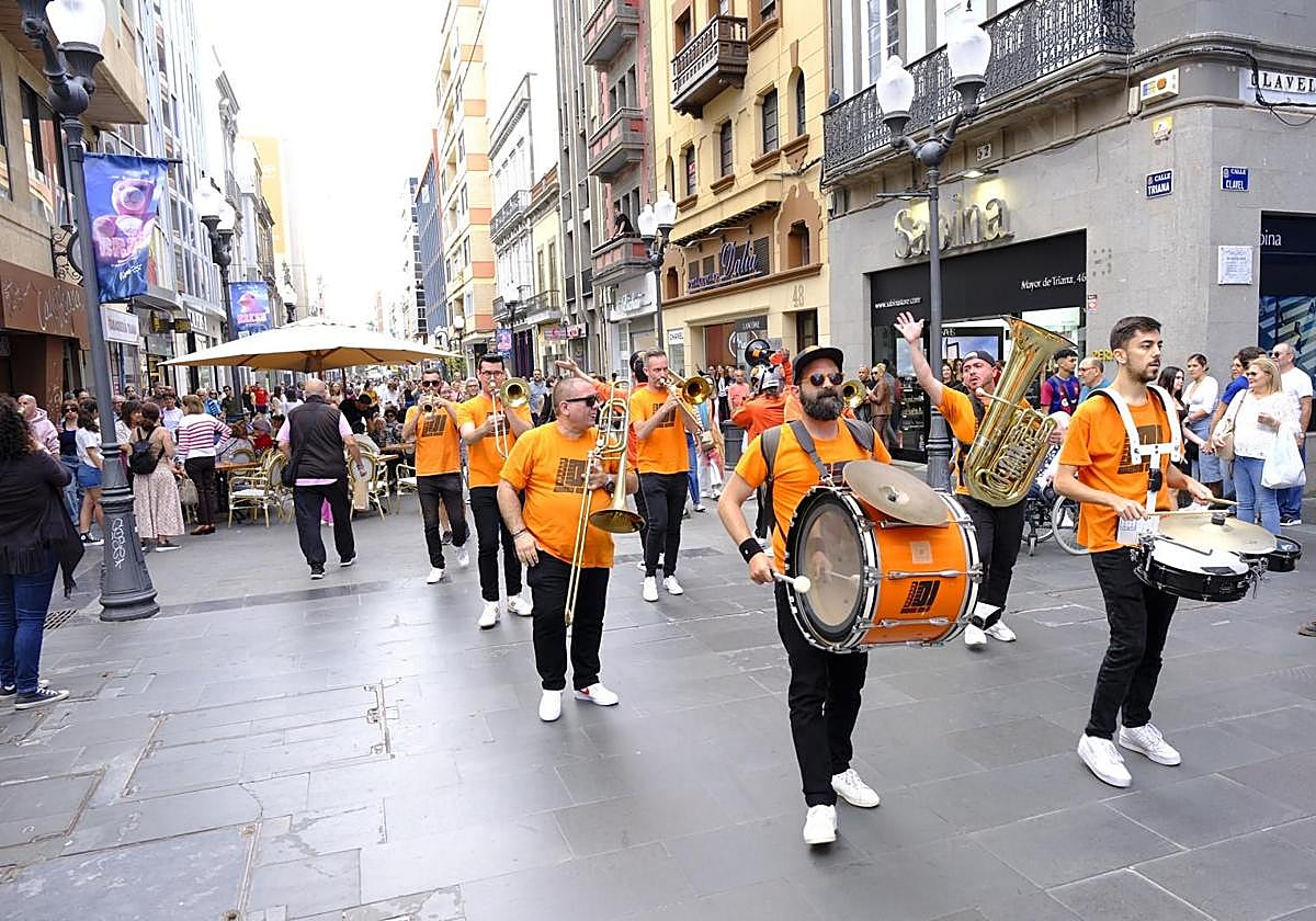 Música y alegría en el Pasacalles del Festival Canariona