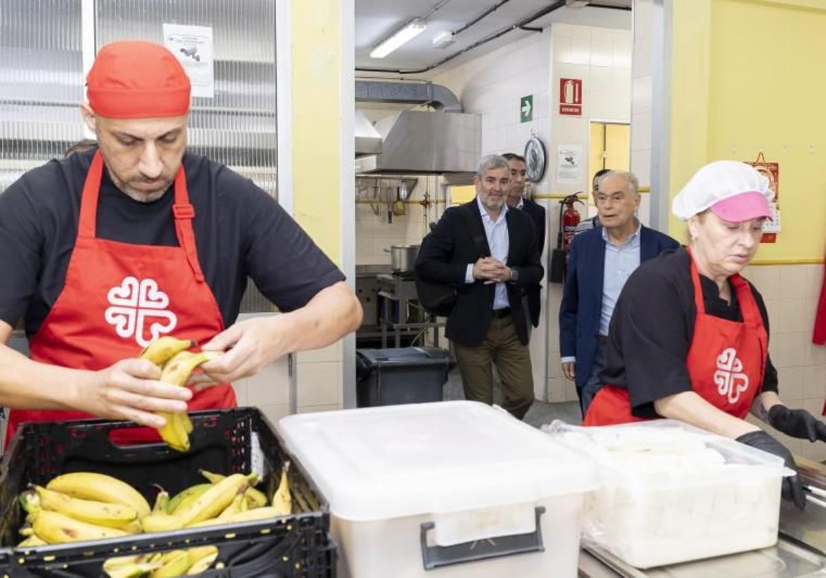 Fernando Clavijo durante una visita al comedor social de Cáritas en Las Palmas de Gran Canaria.