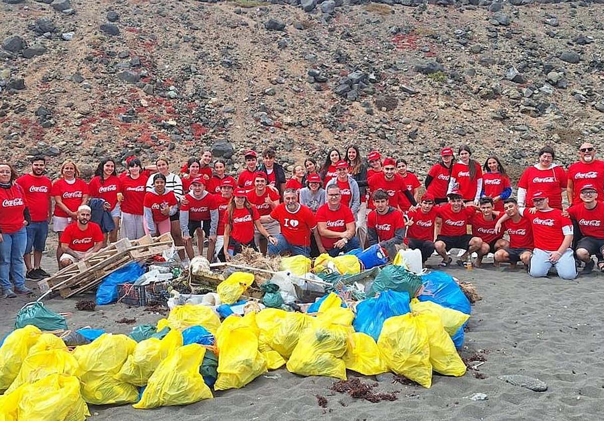 Imagen principal - Los Ayuntamientos de Las Palmas de Gran Canaria y Telde limpian la playa de Bocabarranco con Mares Circulares