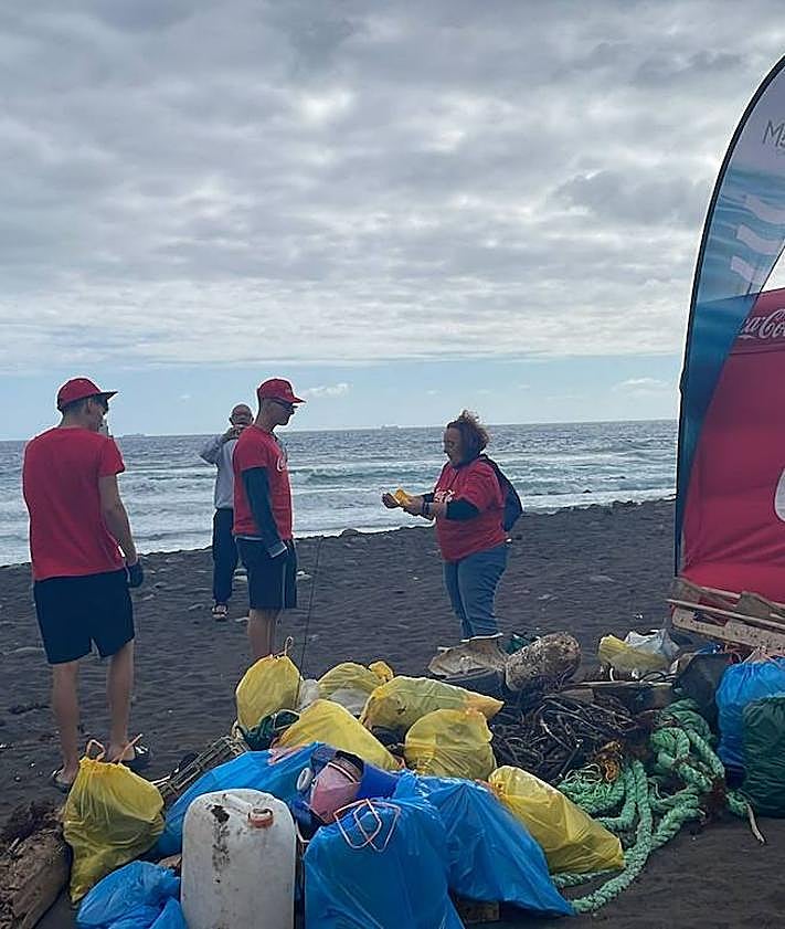 Imagen secundaria 2 - Los Ayuntamientos de Las Palmas de Gran Canaria y Telde limpian la playa de Bocabarranco con Mares Circulares