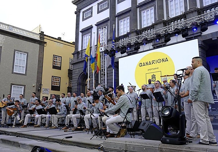 Imagen de la plaza Santa Ana con el festival 'Canariona'.