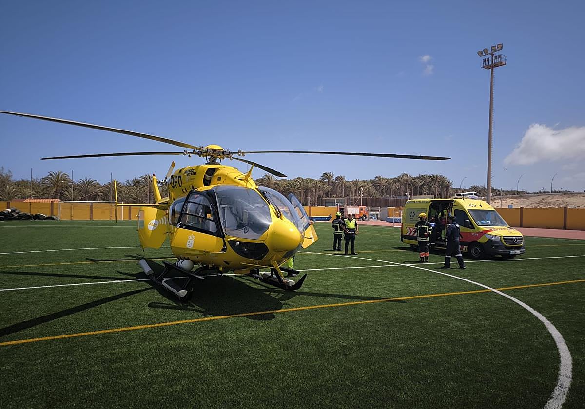 Imagen del helicóptero medicalizado que trasladó a la turista de Costa Calma (Fuerteventura) al Hospital Universitario Insular de Gran Canaria.