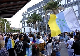 Manifestantes por un cambio en el modelo turístico a las puertas del Teatro Pérez Galdós.