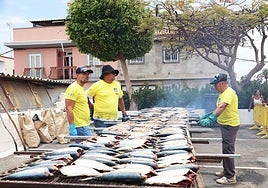 Asadero de caballas en las fiestas de San Fernando.
