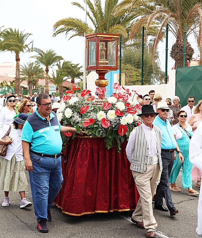 Imagen secundaria 2 - Distintos momentos del asadero y procesión de San Fernando El Chico.