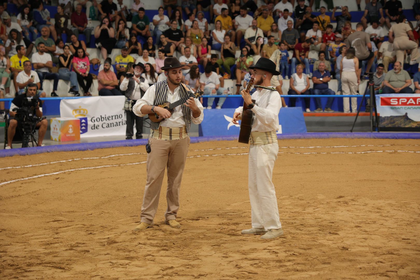 Las imágenes de la gran fiesta de la Luchada Institucional en Vecindario