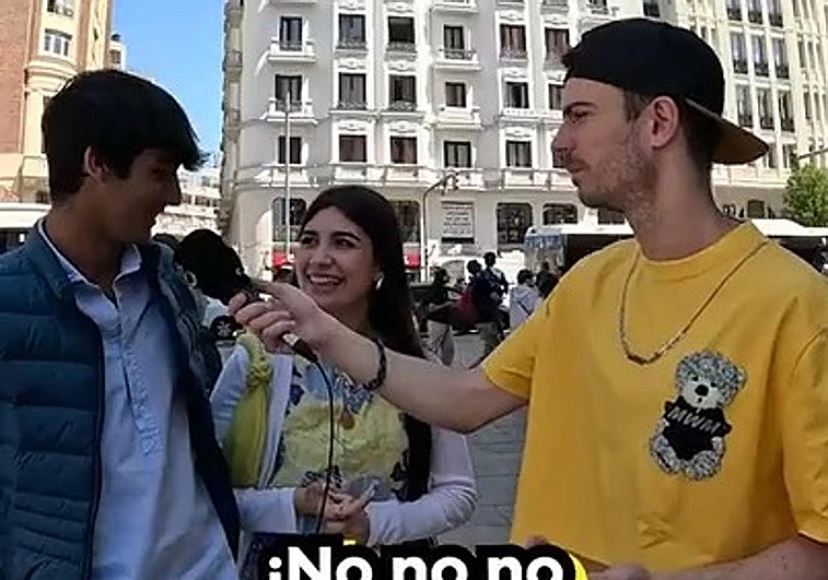 Uno de los jovenes respondiendo sobre preguntas de cultura general canaria.