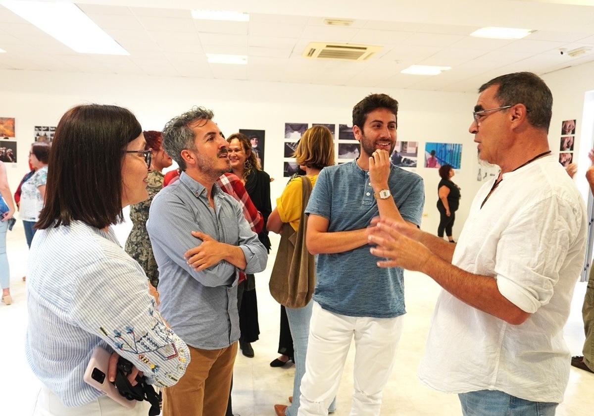 Acto de inauguración de la exposicion fotográfcia con profesorado de la EAF y el consejero Rayco León.
