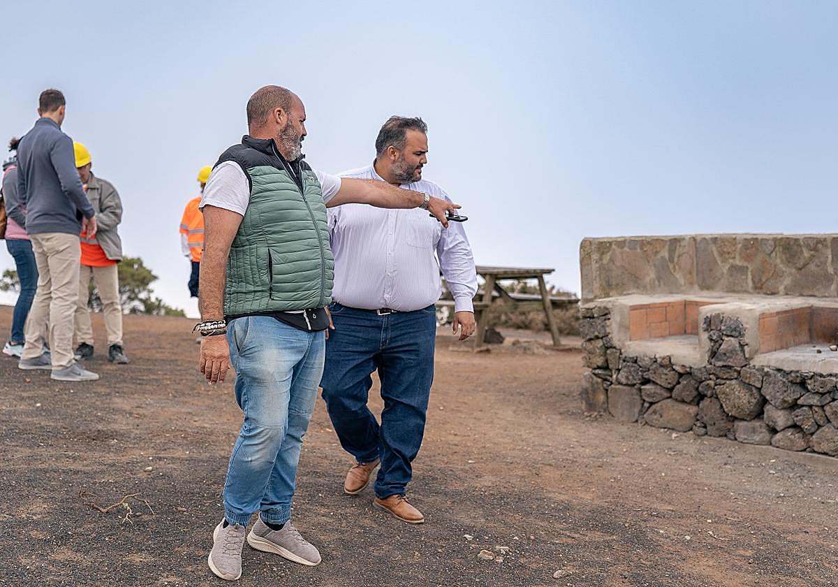 Samuel Martín visitando las instalaciones a mejorar.