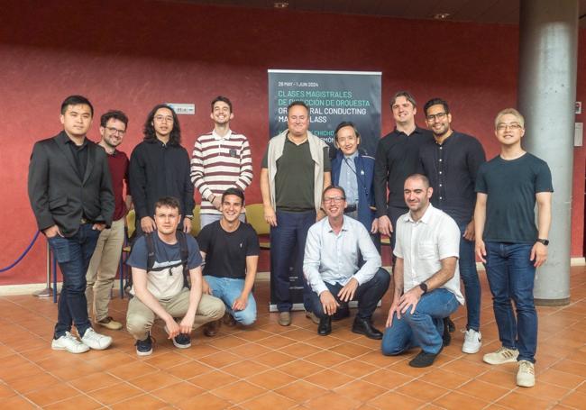 Los participantes en las clases magistrales, junto a Karel Mark Chichon.