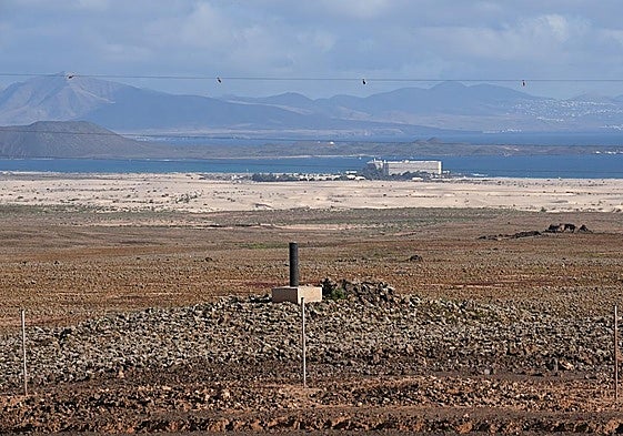 Suelo previsto para la construcción de los estudios en Fuerteventura, con Lobos y Lanzarote al fondo.