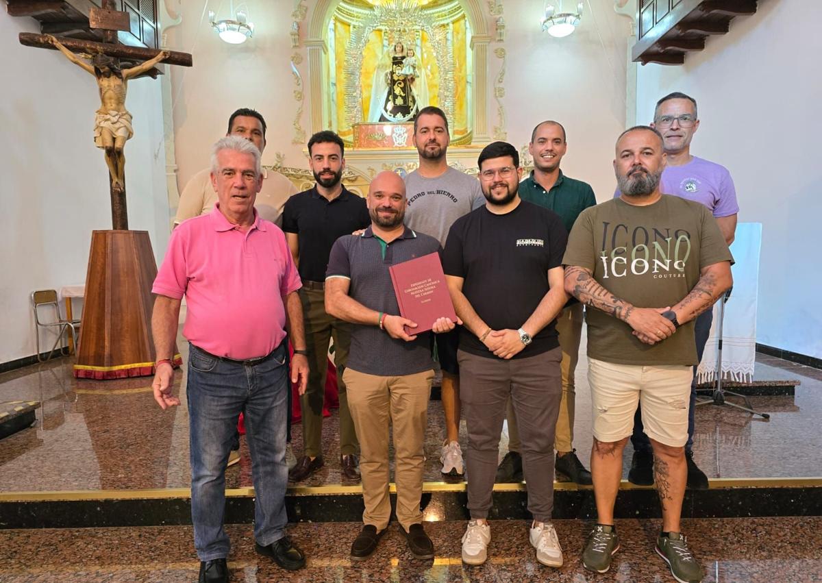 Imagen secundaria 1 - Procesión del centenario, equipo de trabajo del expediente y el documento ante la Virgen del Carmen.