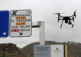 Imagen de archivo de un dron controlando la circulación en la autovía del Norte.