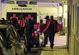 Imagen de la llegada de migrantes este viernes al muelle de la Caleta de Adeje.