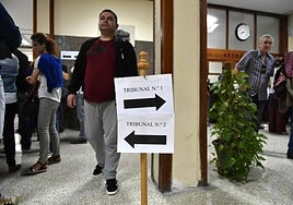 Foto de archivo de aspirantes en unas oposiciones de Educación.