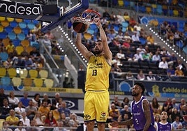 Pierre Pelos se cuelga de aro en el partido entre el Granca y el Palencia.