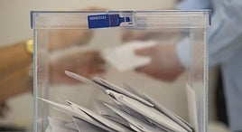 Depositando el voto.