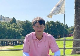 Alejandro de Castro luce su trofeo.