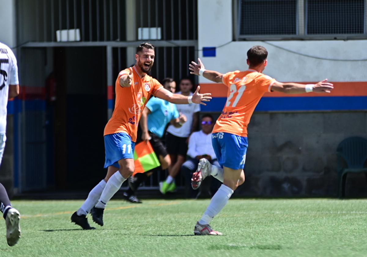 Santi Salgado celebra su tanto en La Vega de San Mateo.