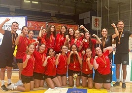 Jugadoras y técnicos del San Roque lucen con orgullo su medalla de bronce y el trofeo acreditativo.
