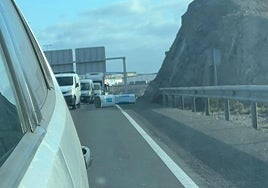 Carga perdida por un camión en la GC-1, a la alura de la potabilizadora.