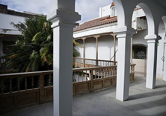 Imagen parcial del patio donde se encuentra la cica que se acristalará en la última fase de las obras, que están a punto de licitarse.