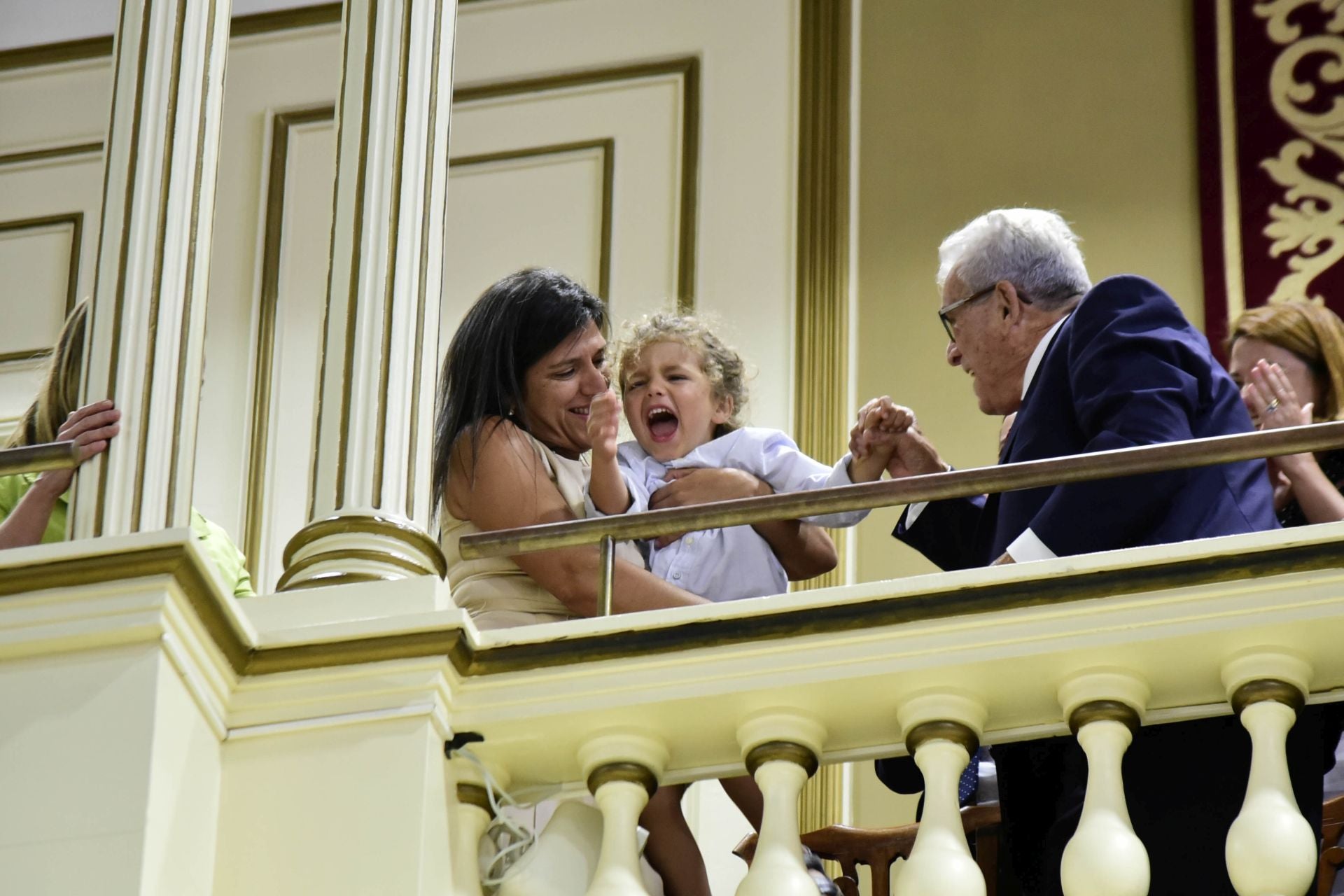 El álbum de Ángel Víctor Torres, con su padre, en la investidura