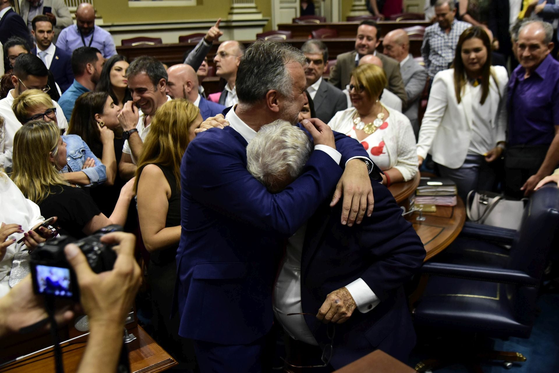 El álbum de Ángel Víctor Torres, con su padre, en la investidura