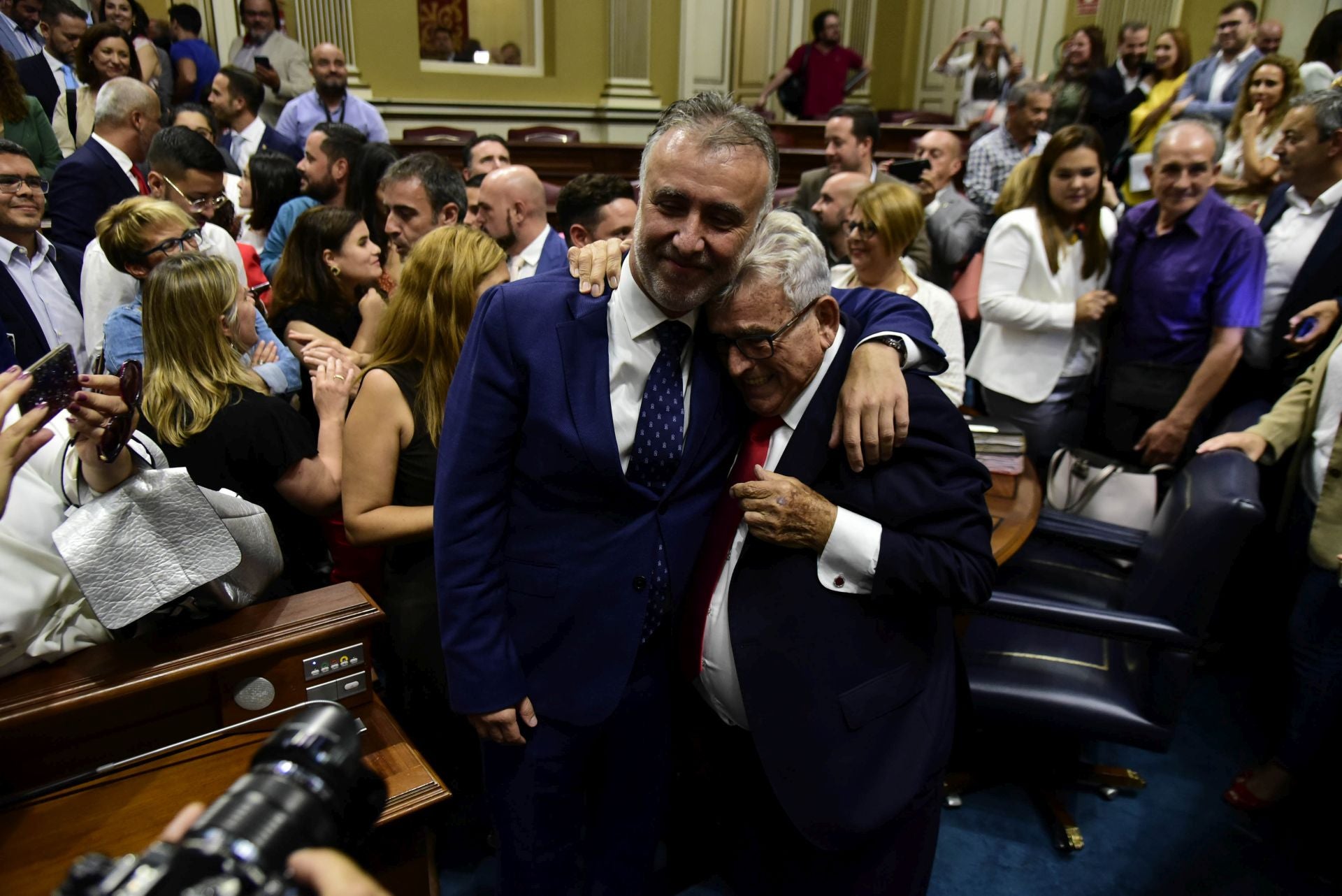 El álbum de Ángel Víctor Torres, con su padre, en la investidura