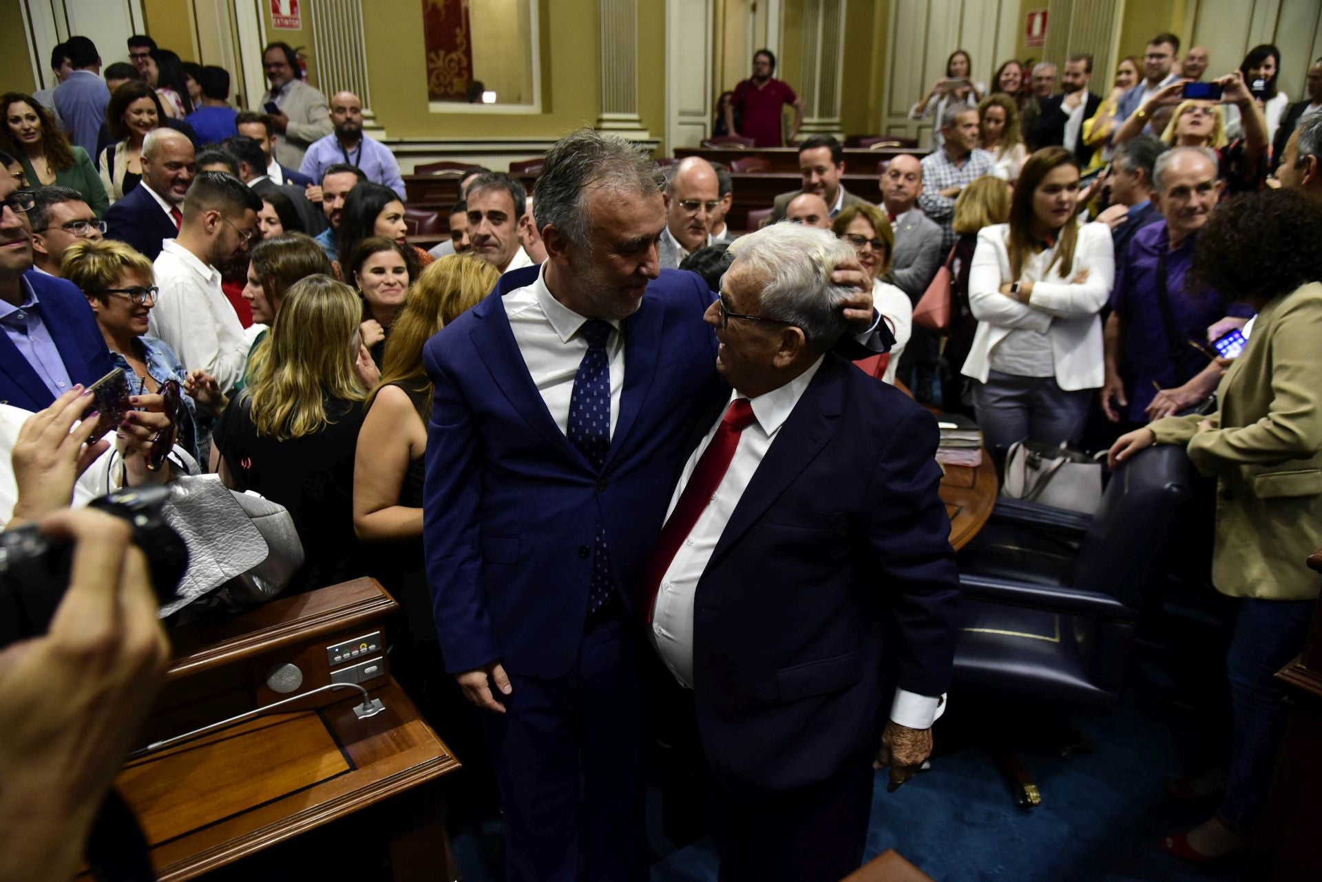 El álbum de Ángel Víctor Torres, con su padre, en la investidura