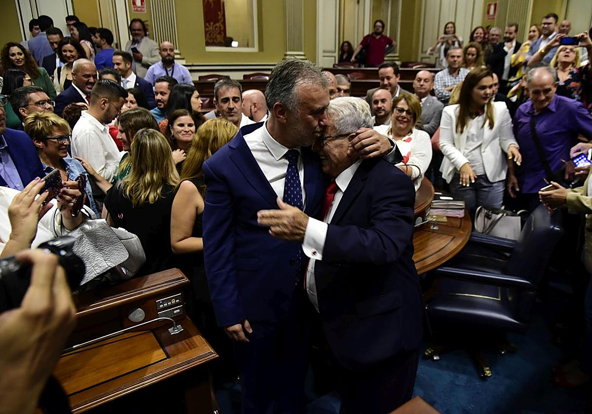 El álbum de Ángel Víctor Torres con su padre durante su investidura en 2019.