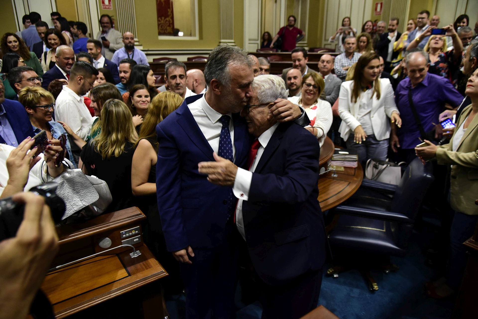 El álbum de Ángel Víctor Torres, con su padre, en la investidura
