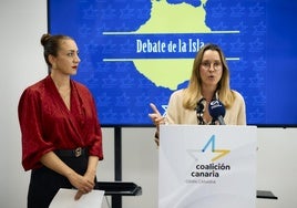 María Fernández (derecha) y Vidina Cabrera haciendo balance del gobierno del Cabildo.