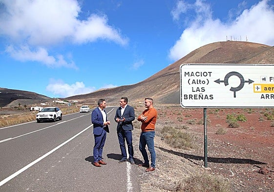 Autoridades de Cabildo y Yaiza, en marzo, visitando el trazado.