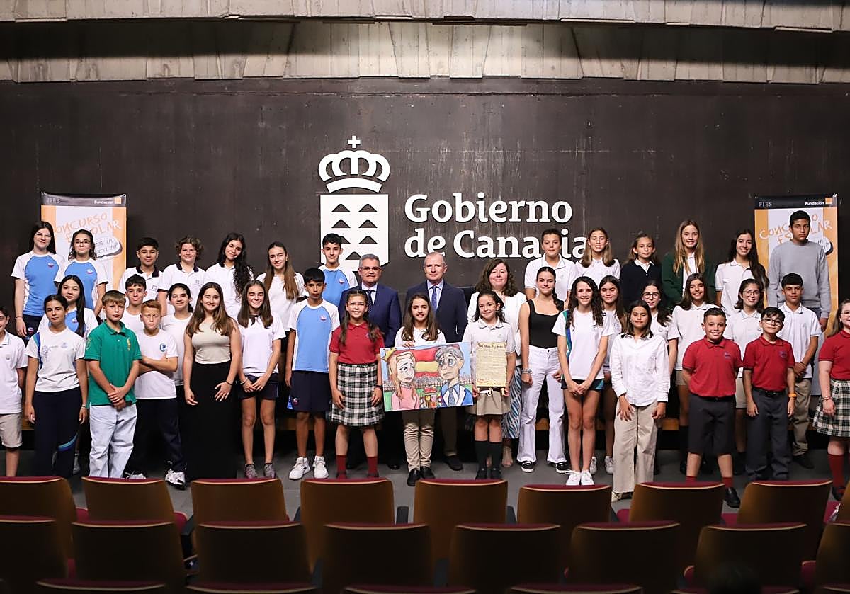 Imagen principal - La alumna Paola María Gatto representará a Canarias en el 43º concurso ¿Qué es un rey para ti?