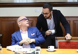 El presidente de la comisión, Raúl Acosta (d) con José Miguel Barragán.