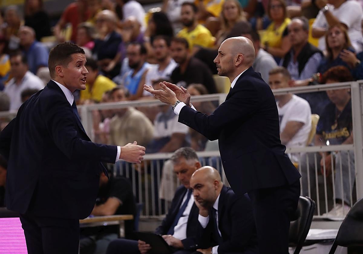 Albert Oliver -derecha- aplaude ante la presencia de Jaka Lakovic -izquierda- y Víctor García -centro-