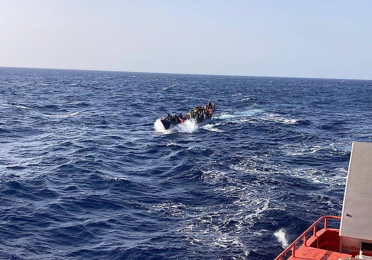 Imagen de archivo de un cayuco en las costas de Canarias.