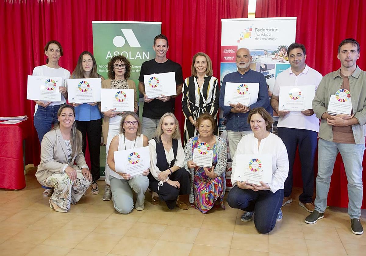 Entrega de reconocimientos a representantes de los centros escolares colaboradores.