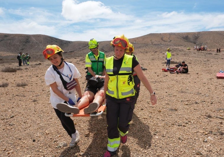 El simulacro incluía la atención y el traslado de heridos al Hospital de Fuerteventura desde el lugar de la colisión aérea en vuelo, el barranco de Río Cabras, al sur de Tefía, en el municipio de Puerto del Rosario.