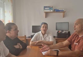 El consejero Víctor Alonso, con las hermanas encargadas de la obra social de Corralejo.