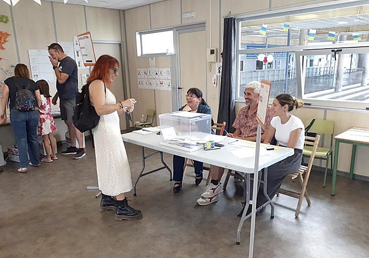Mesa electoral en el colegio de Costa Teguise.