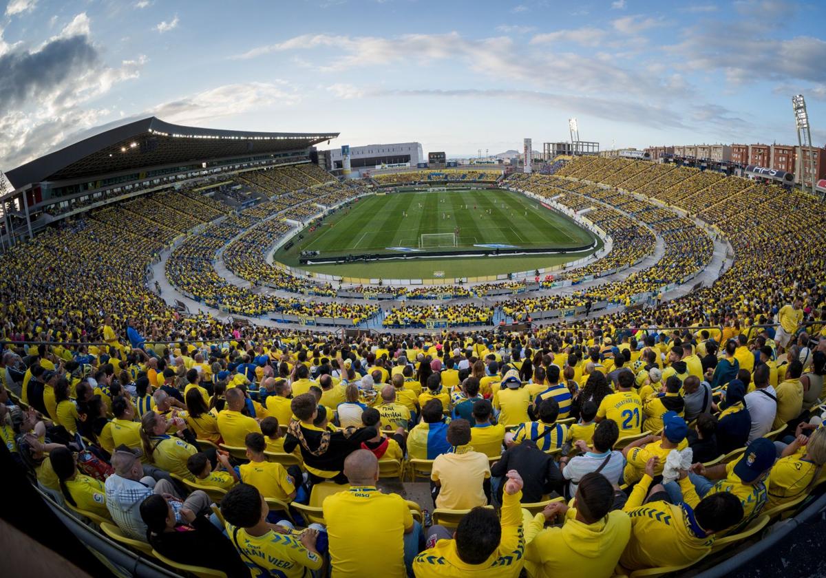 Imagen de un Estadio de Gran Canaria hasta la bandera.