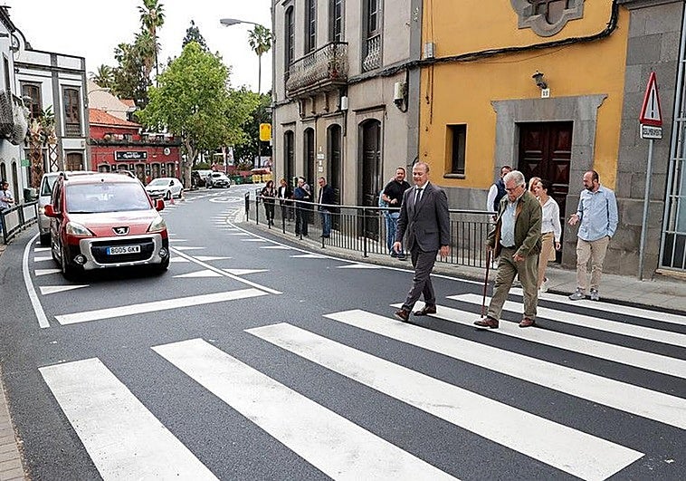 Augusto Hidalgo visitando la obra junto al alcalde de Santa Brígida, José Miguel Bravo de Laguna.