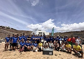 Fred. Olsen Express retira más de 480 kilos de residuos en una limpieza en la playa de Esquinzo en Fuerteventura