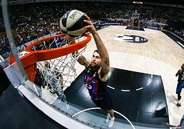 Mike Tobey machaca en un partido con el Barça.